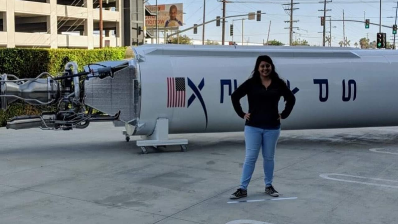 Emma Salgado es una ingeniera aeroespacial y mecánica que trabaja en la compañía del multimillonario Elon Musk. 