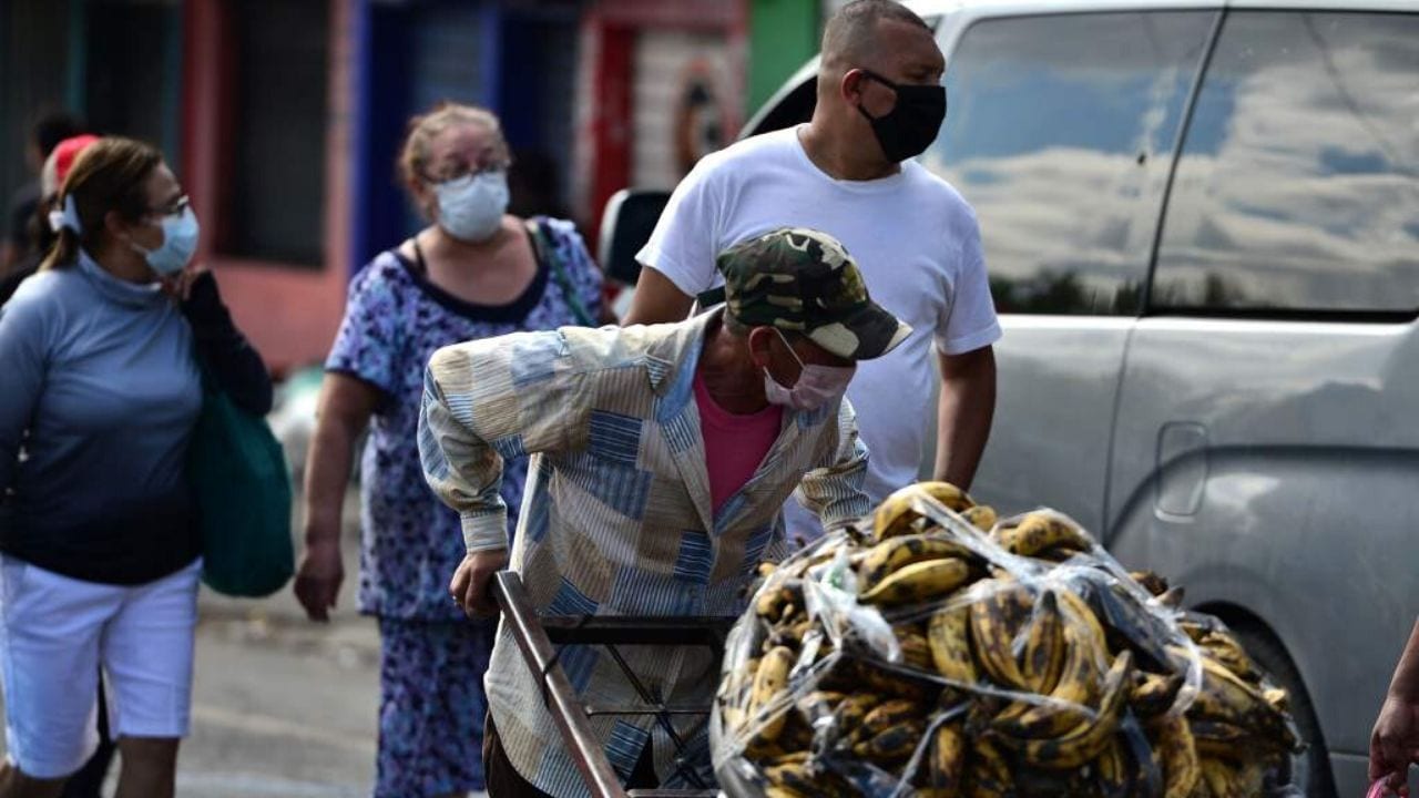 Una mirada rápida a los datos que miden la actividad económica nos lleva a una valoración fatídica. Hasta junio se perdieron entre 10 y 15 por ciento de los empleos fijos como derivación del cierre de la producción. Esa tendencia más bien ha ido en escalamiento.