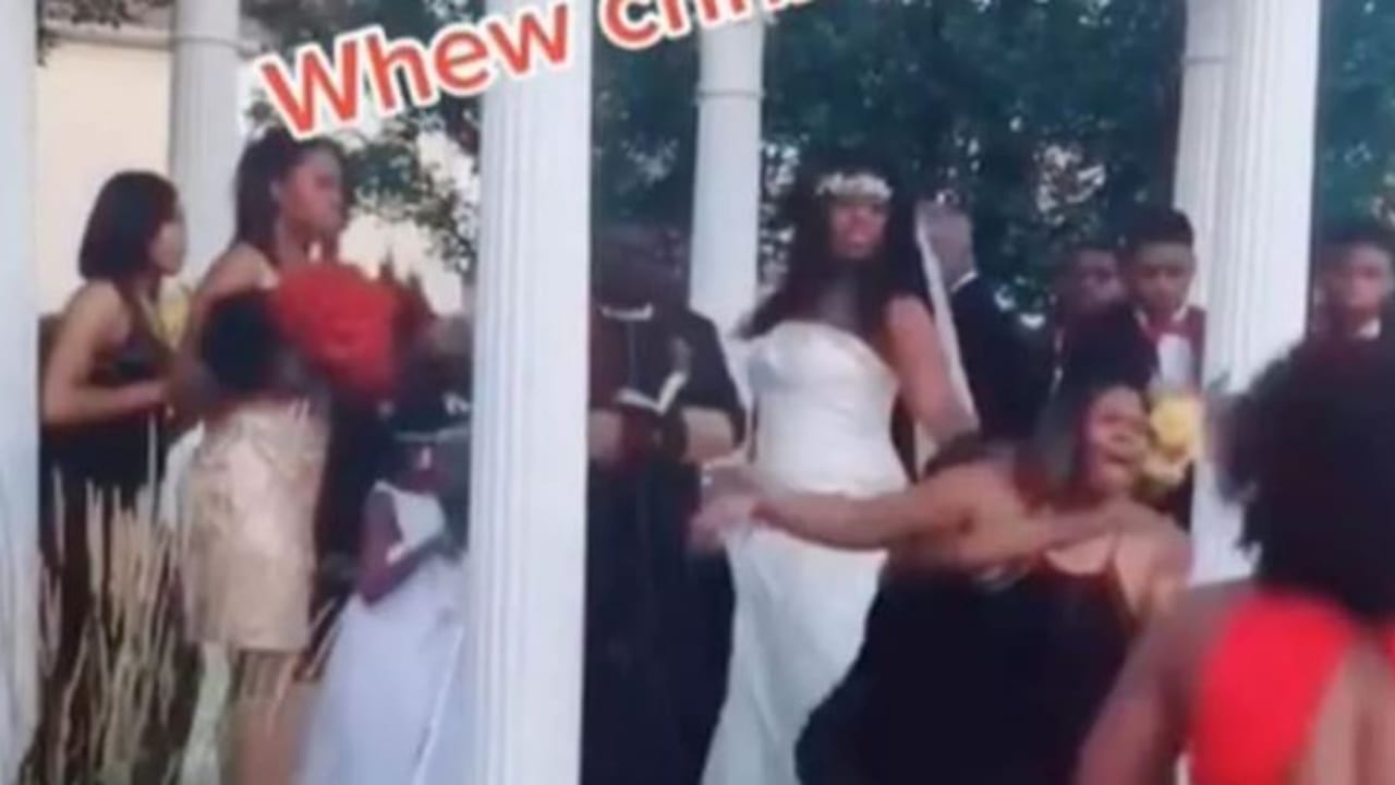 ¡Yo me opongo! Por estar embarazada mujer impide boda y se arma el caos La mujer irrumpió la ceremonia y ante el asombro de lo que estaba pasando, una dama de honor le tiró hasta las flores.