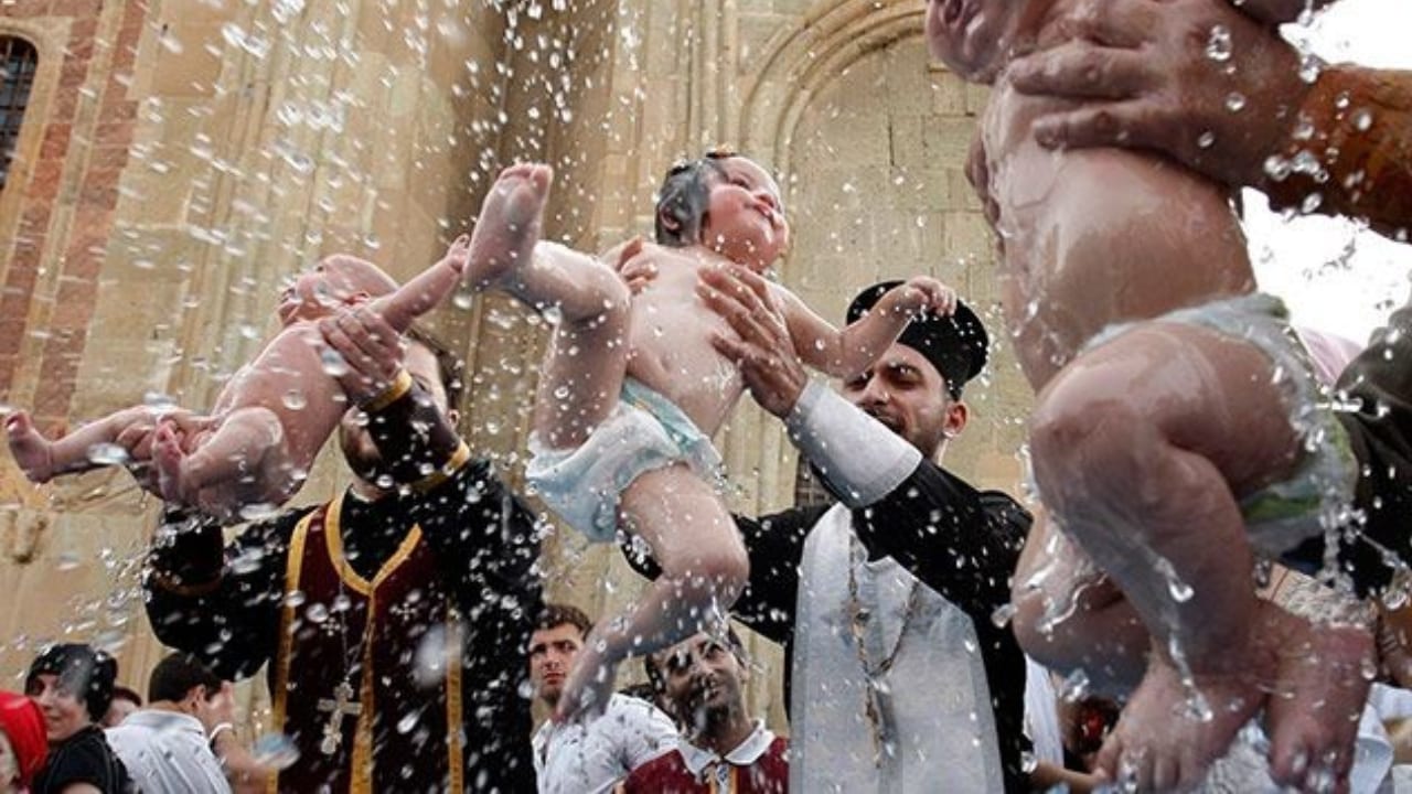 Не крещеный песня. Крещение младенца. Крещение мемы. Крещение младенца. Не крещеный песня.