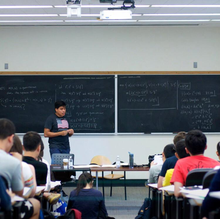 Roberto Lagos dando una clase de matemáticas en la Duke University.