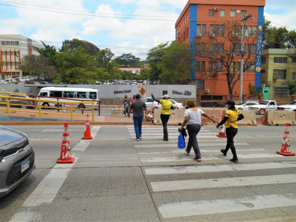 personas cruzan calles tegucigalpa