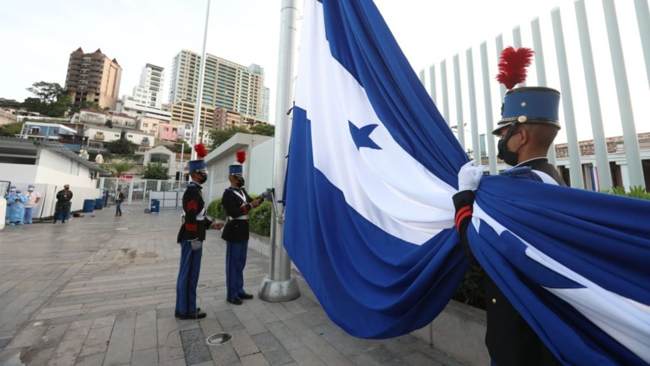 Hondureños rinden homenaje a la Bandera Nacional en el inicio de las ...