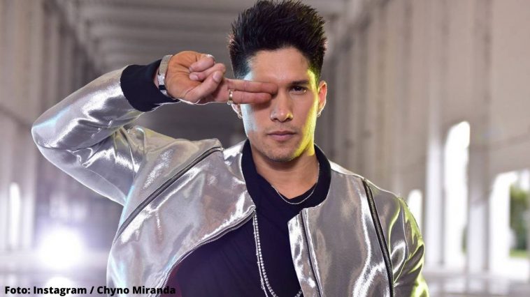 Chyno Miranda posando