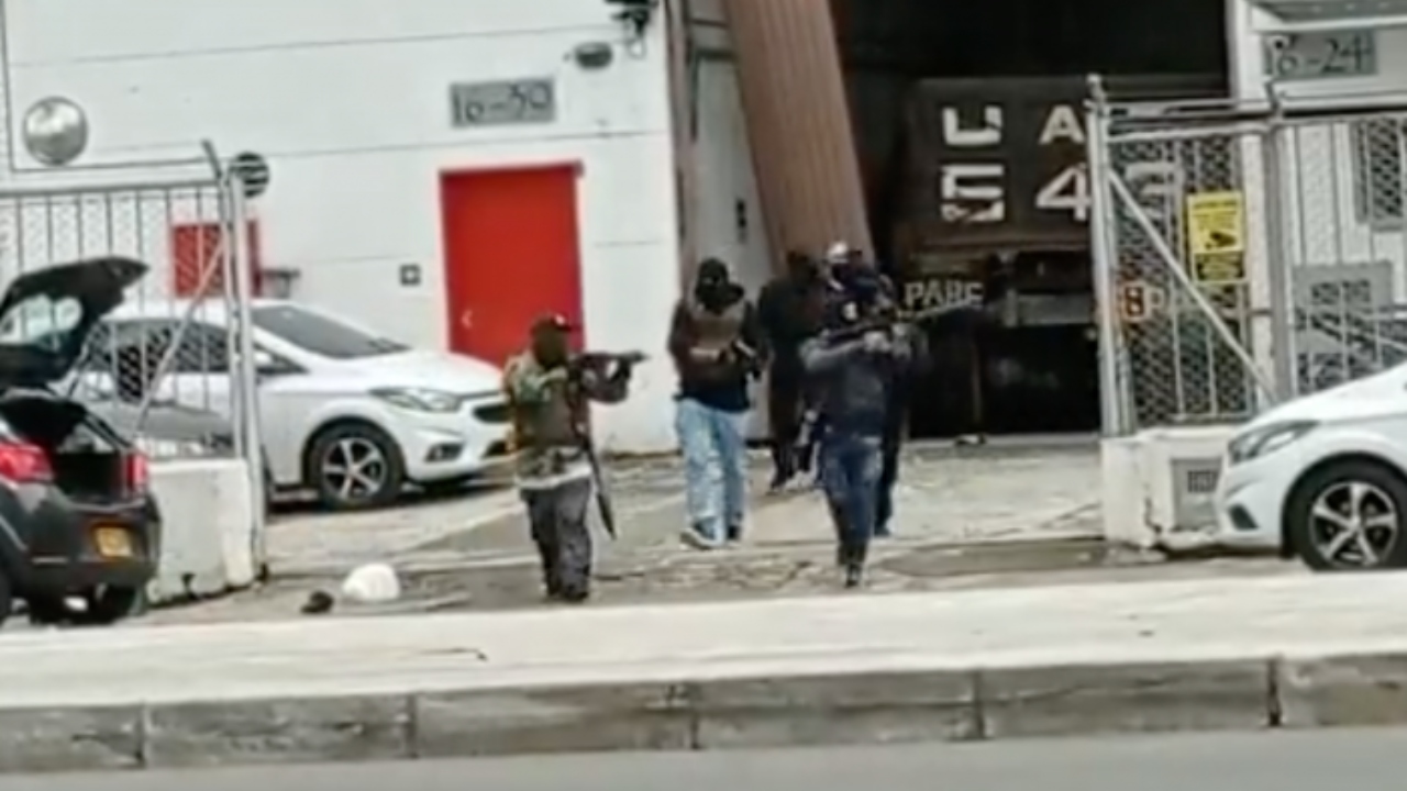 En video quedó registrado el intercambio de disparos entre policías y hombres vestidos de negro que pretendían realizar el robo en bodega de oro en Medellín