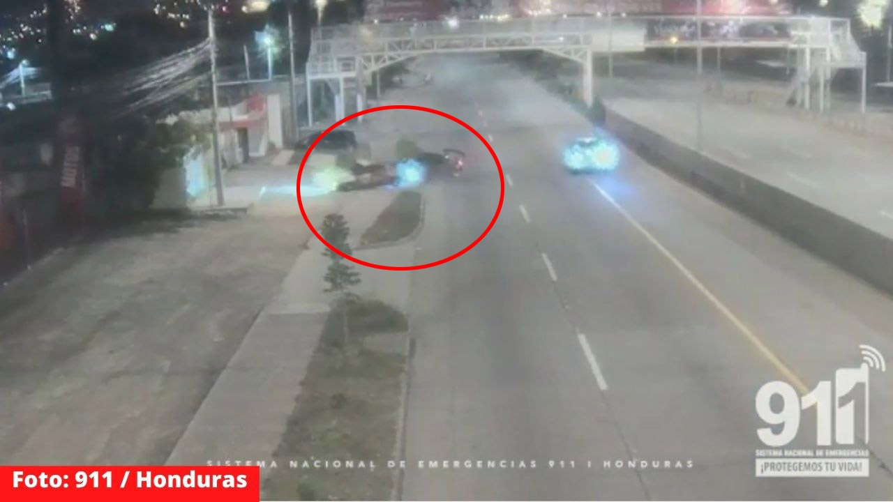 Pique de carros modificados termina en accidente en bulevar de