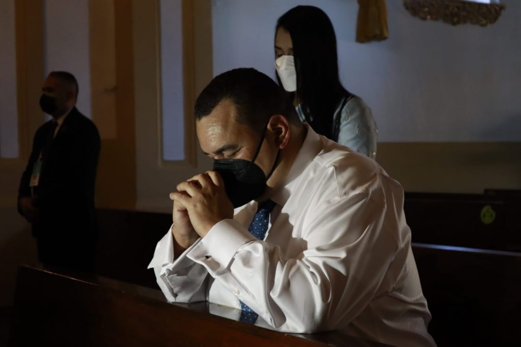 Jorge Aldana en la Ermita de Suyapa haciendo oración antes de su toma de posesión