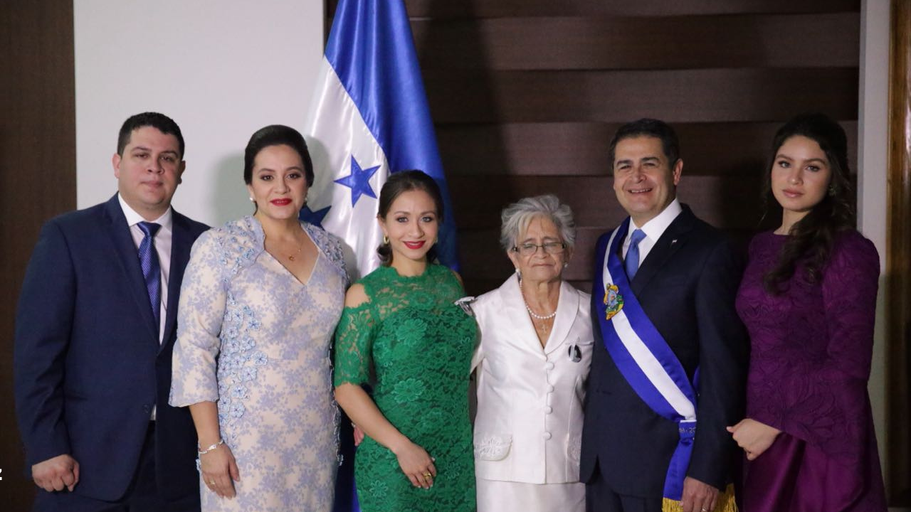 Video: Familia de Juan Orlando Hernández lo visita durante su encierro