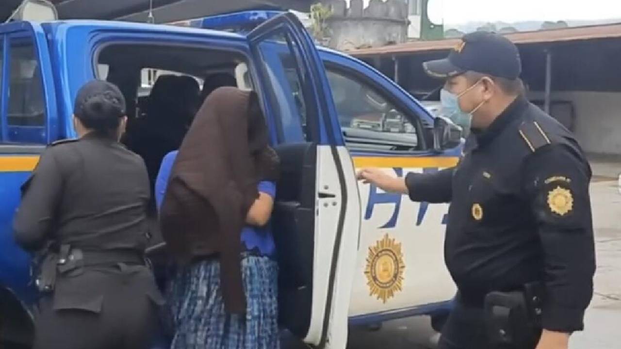 Una jueza dejó en libertad a la mujer al darle la razón de que actuó en su legítima defensa, pero la comunidad donde residía la expulsó junto a su familia 