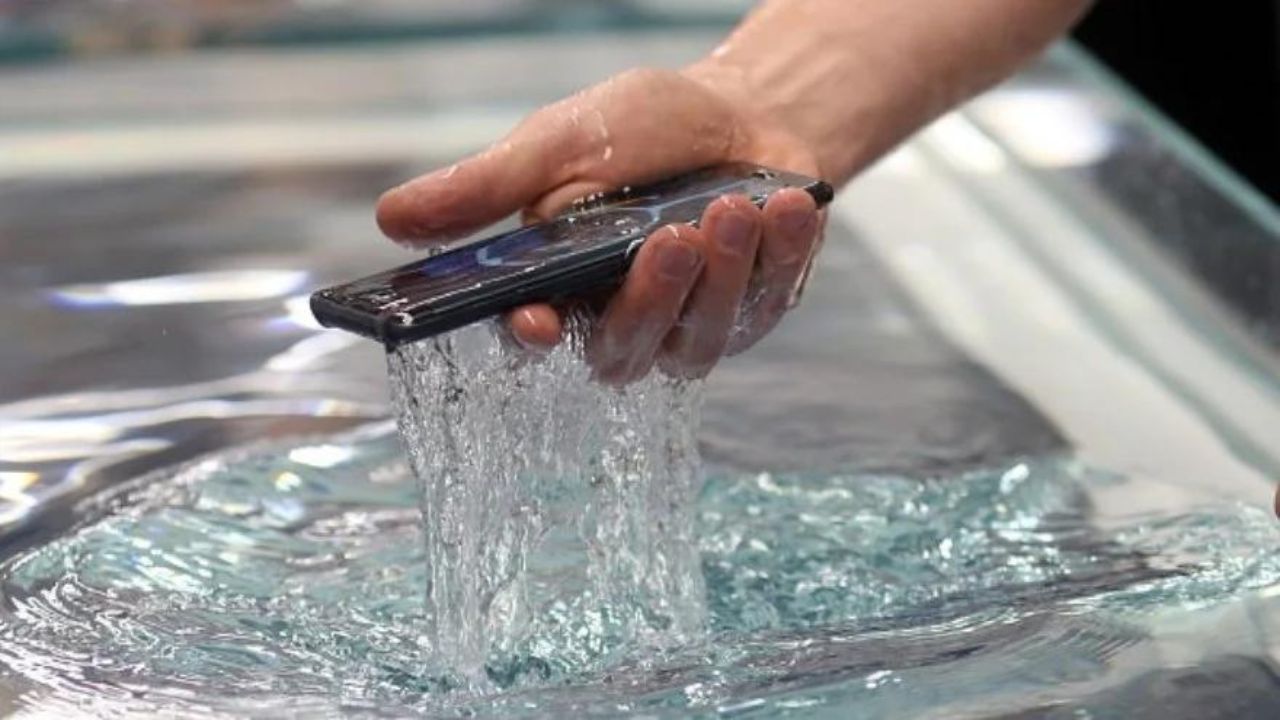 ¿Se te cayó tu celular al agua? Esto puedes hacer para evitar daños