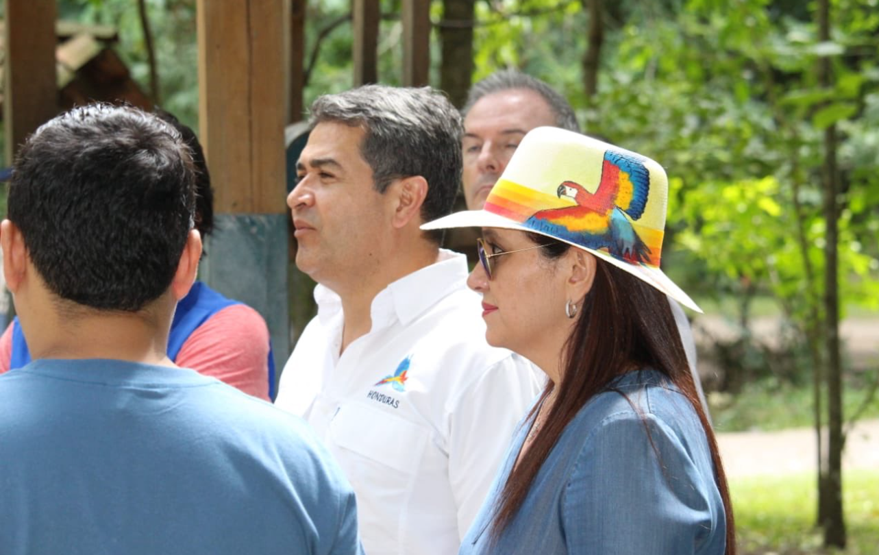 La ex primera dama de Honduras, Ana García, usando un sombrero artesanal con una guacamaya roja. Foto: Twitter