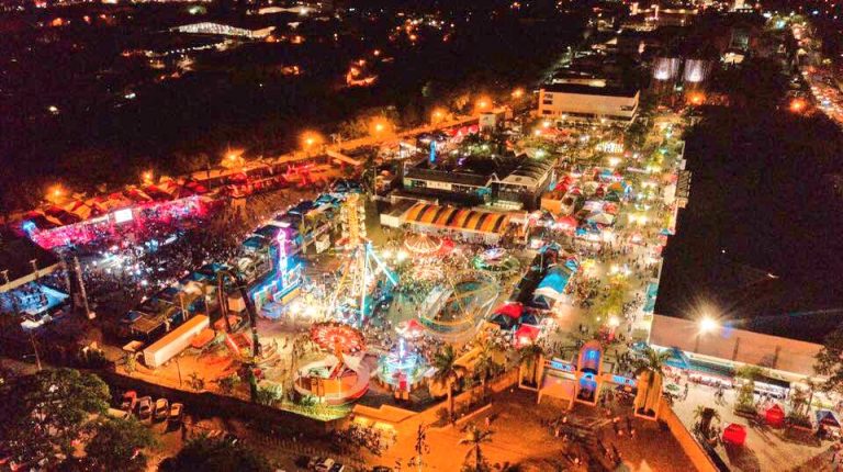 Vista aérea nocturna de la Feria Juniana. Foto: Honduras.com