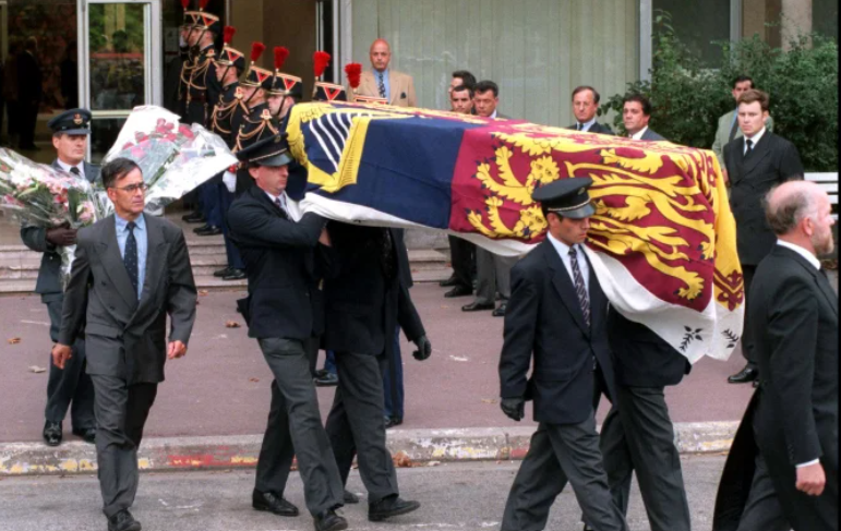 Diana abandonando el Hospital Pitié-Salpêtrière de Francia. Foto: AFP