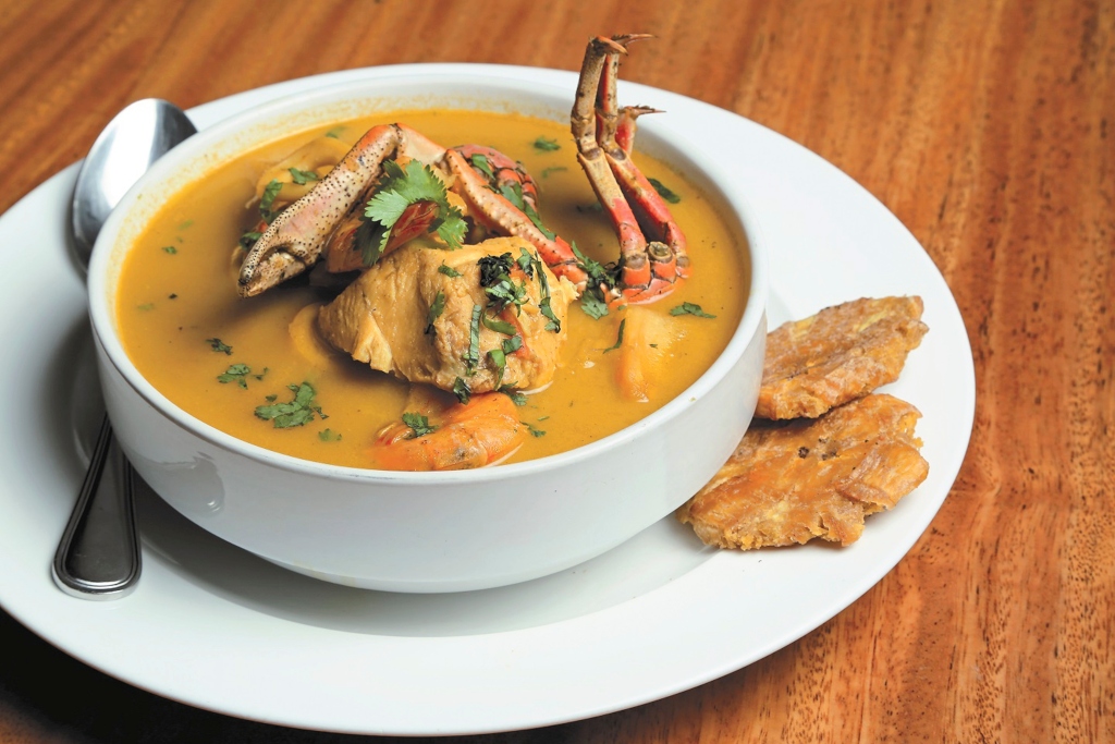 La sopa marinera se puede acompañar con arroz blanco o tostones. Foto: Buen Provecho