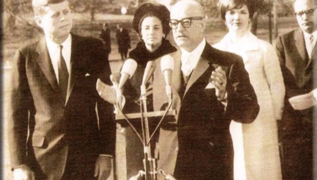 Ramón Villeda Morales junto al presidente JF Kennedy y Jackie Kennedy. Foto: La Prensa