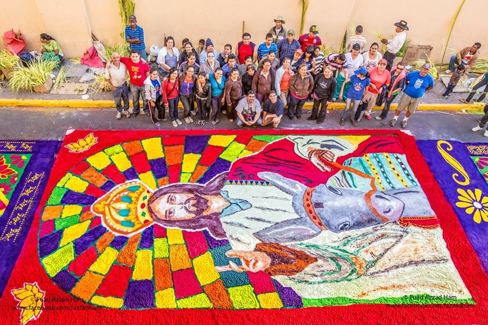 Alfombras de aserrín del Domingo de Ramos cuando Jesús llega en un burro. Foto: Diario Tiempo