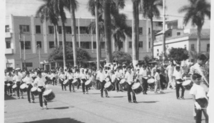 Fotografía de los primeros desfiles patrios del 15 de septiembre en el Parque La Libertad. Foto: Diario Roatán