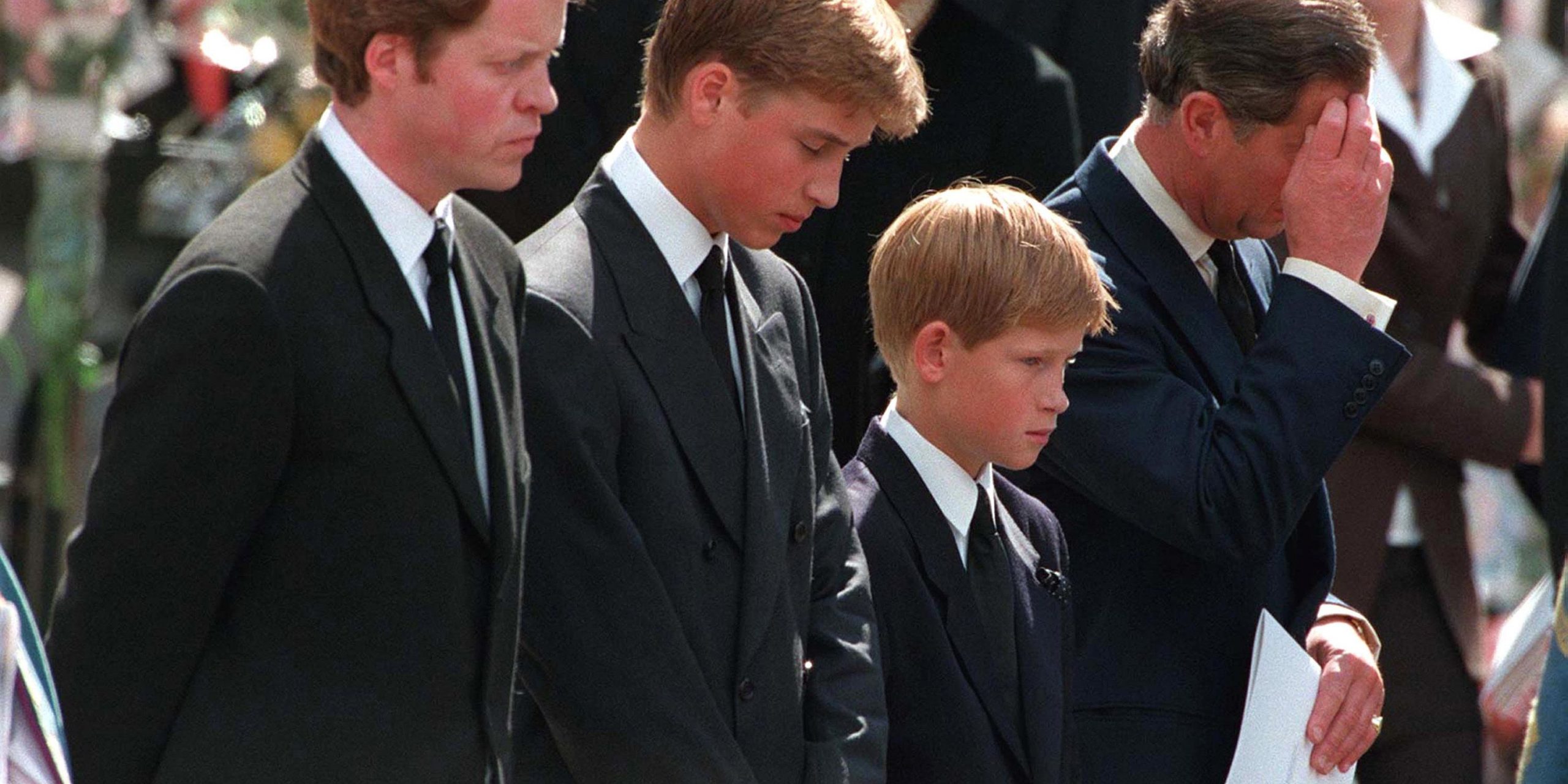 Charles Spencer, Príncipe William, Príncipe Harry y Príncipe Carlos en el funeral de Diana. Foto: Harpers Bazaar