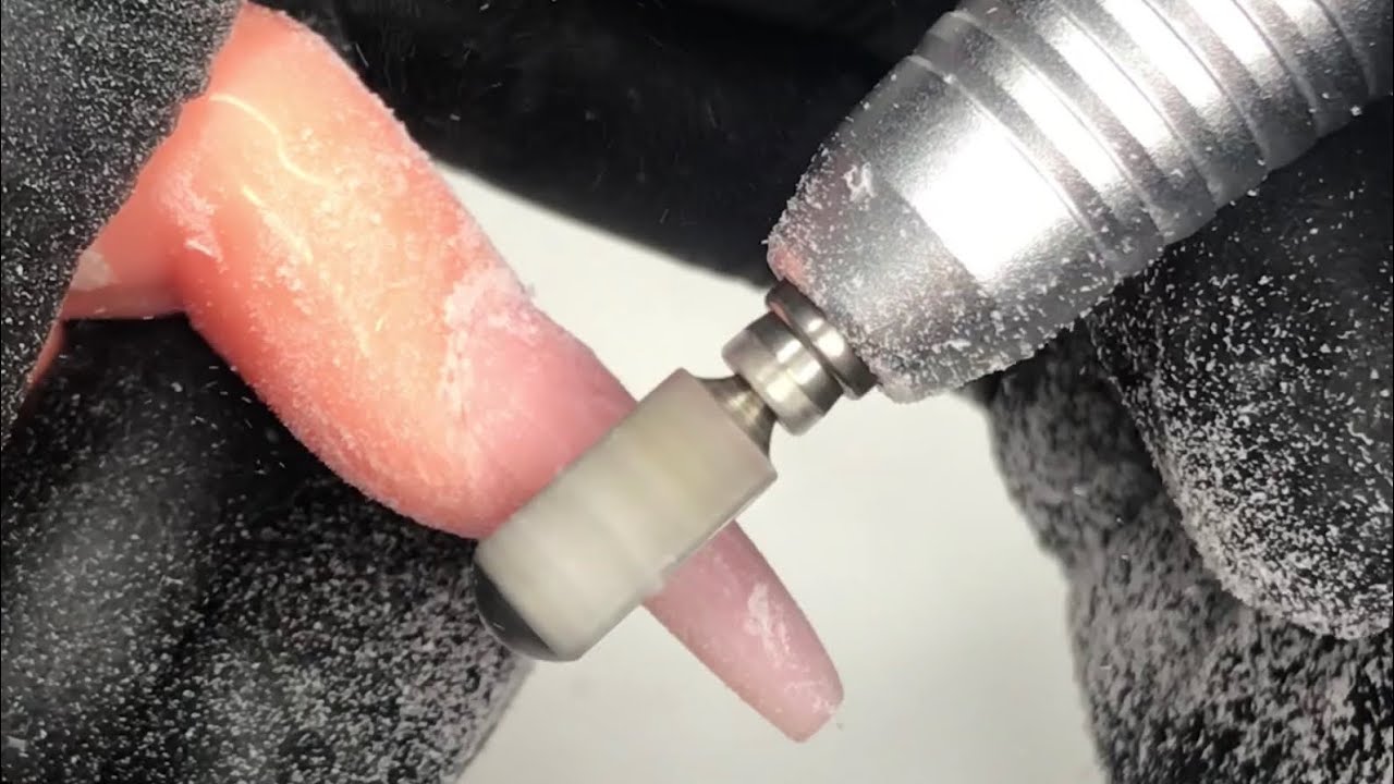 Puedes darle forma a la uñas con una pulidora o una lima fuerte de 100/180. Foto: YouTube