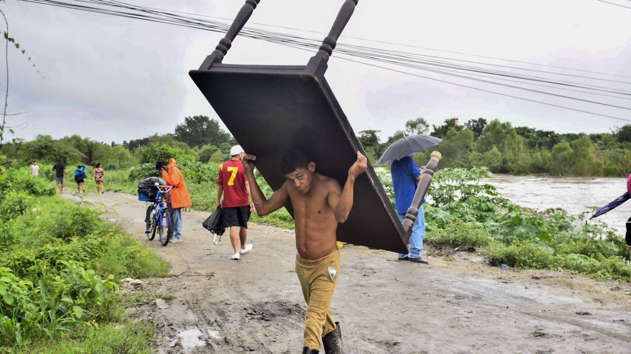 Según cifras oficiales, la tormenta tropical Julia afectó a más de 103 mil personas en Honduras 