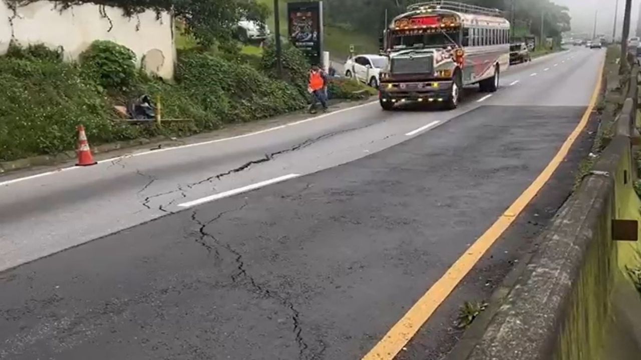 guatemala-cierra-temporalmente-principal-carretera-que-conduce-a-el