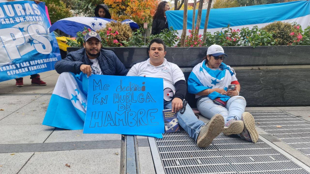 "Xiomara, escucha, únete a la lucha, Xiomara, escucha, únete a la lucha…", gritaban los manifestantes hondureños en las afueras de la embajada