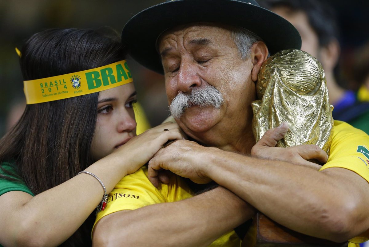 Fanáticos en las graderías llorando la humillación ante Alemania. Foto: El País