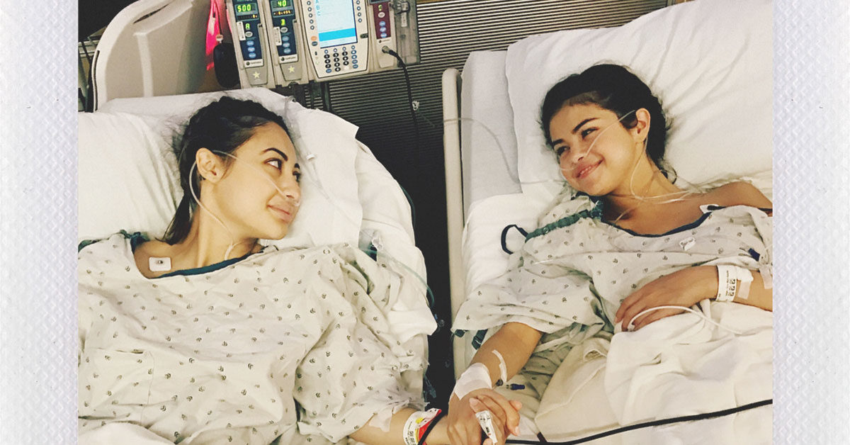 Selena Gomez tuvo que recibir un trasplante de riñón por su enfermedad. Foto: Healthline