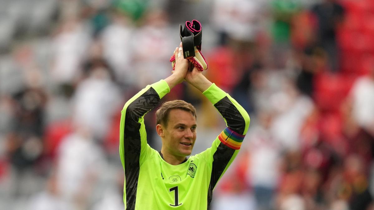 Manuel Neuer usando un brazalete de la bandera LGBT. Foto: 20 Minutos