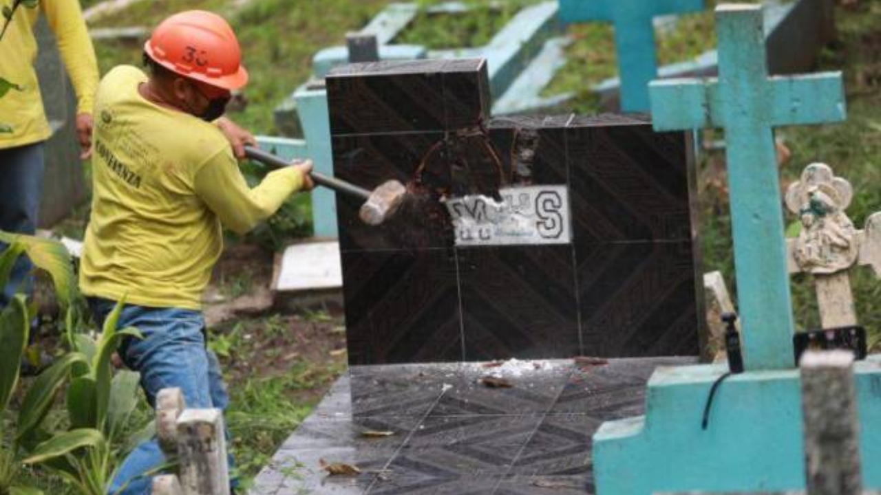 Gobierno de El Salvador destruye tumbas de supuestos pandilleros