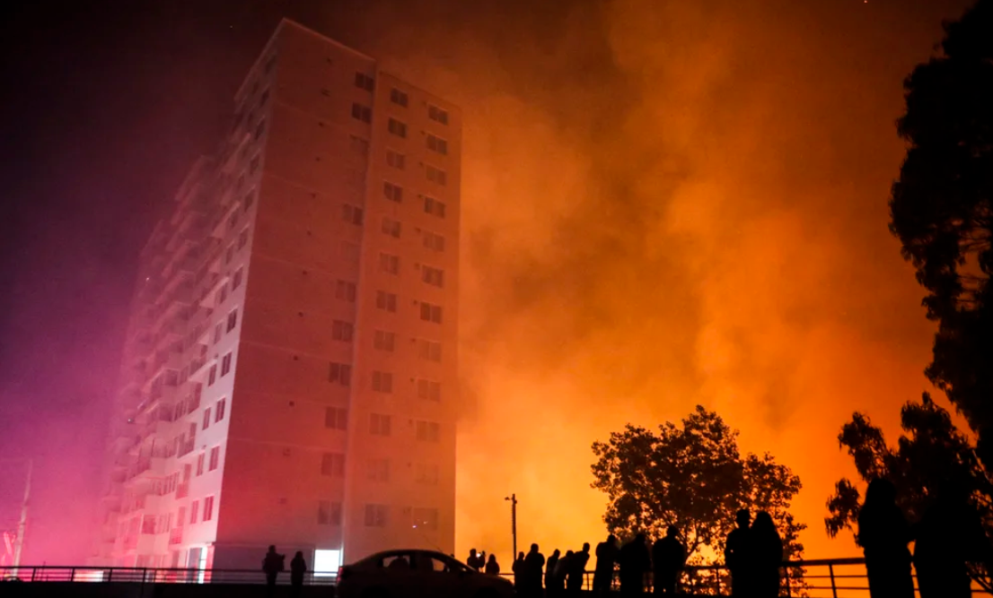 Edificio cerca del incendio en Viña del Mar. Foto: AFP