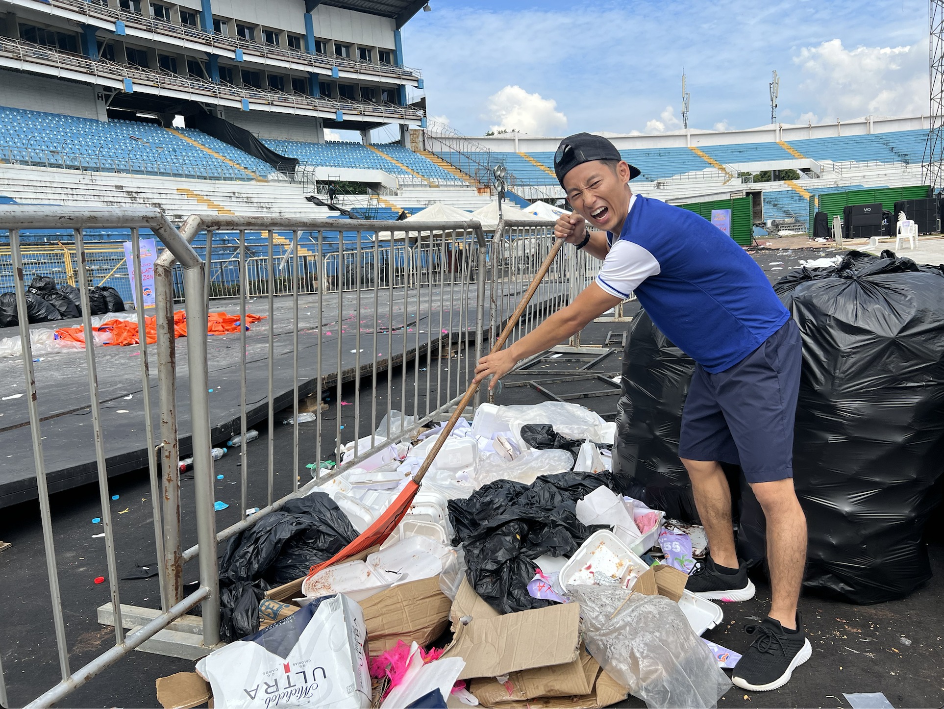 Shin Fujiyama limpiando el estadio Olímpico de San Pedro Sula. Foto: Facebook