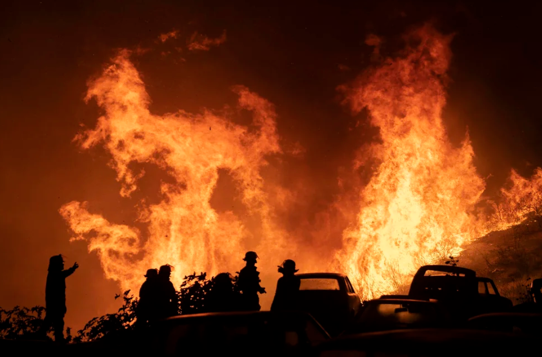 Bomberos en zona del incendio en Viña del Mar, Chile. Foto: EFE