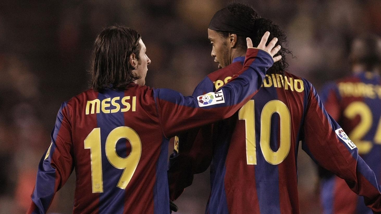 Cuando Ronaldinho estaba en el equipo catalán era el número 10, número que Messi tomó cuando brasileño salió del equipo. Foto: UEFA.com