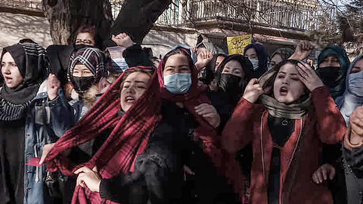Protestas de mujeres que rechazan la nueva medida que les prohíbe estudiar en la universidad. Foto: Télam