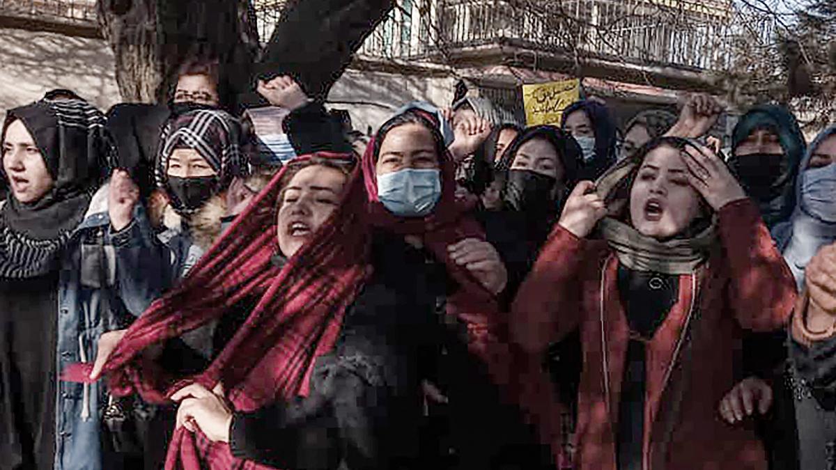 Este martes el Ministerio de Educación comunicó que las mujeres afganas perderían su derecho a estudiar en la universidad y secundaria.