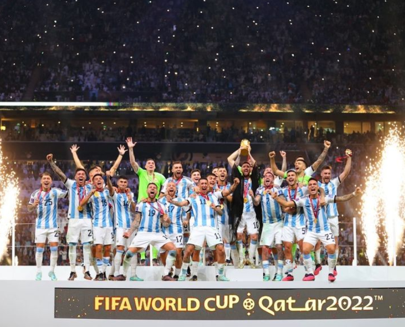 Selección de Argentina en la foto oficial con la Copa del Mundo. Foto: Instagram