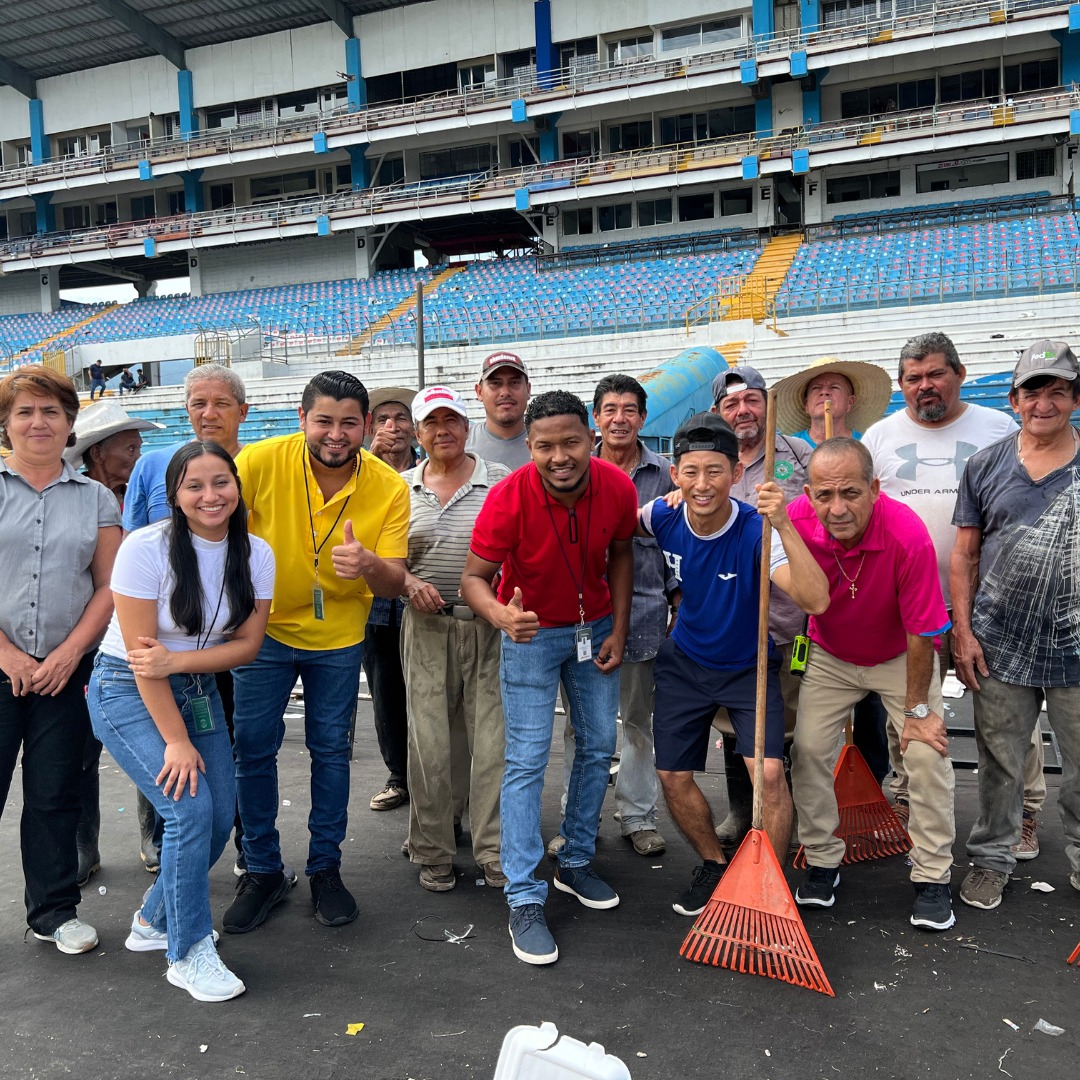 Shin Fujiyama junto al equipo de limpieza municipal del estadio Olímpico Metropolitano de San Pedro Sula. Foto: Facebook