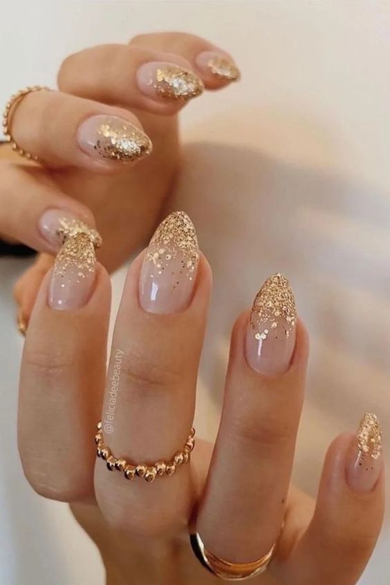 Esta es otra opción de uñas color neutral con diseños dorados. Foto: Pinterest