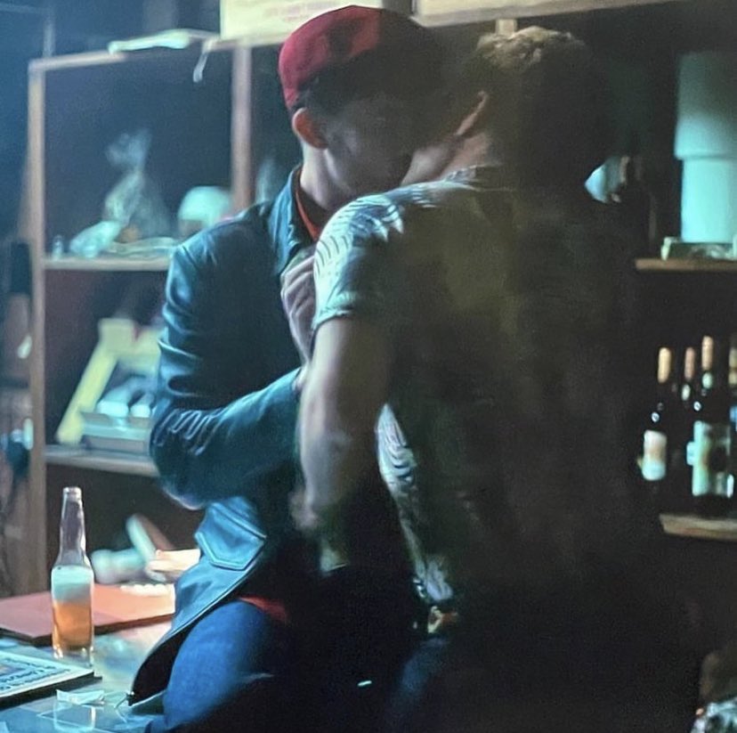 ¡Otro beso! Filtran imágenes de Bad Bunny besándose con un hombre