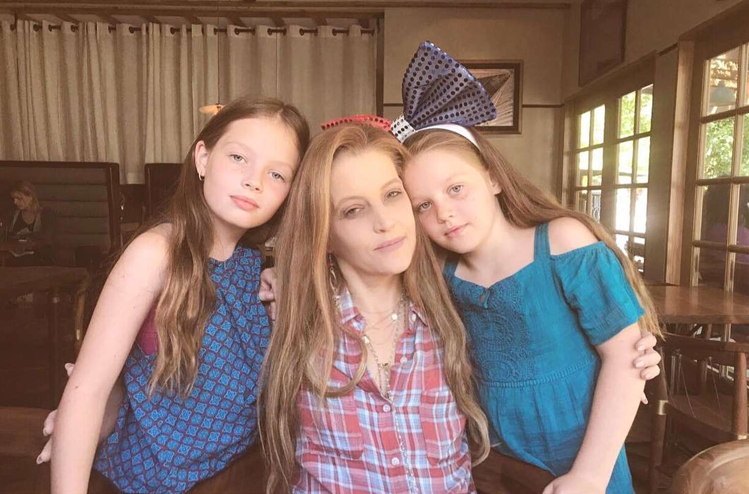 Lisa Marie junto a sus hijas más jóvenes. Foto: Redes Sociales