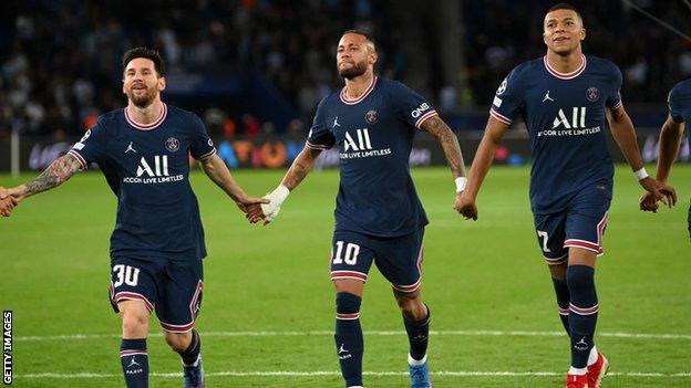 Messi, Neymar y Mbappé saludando al público en un partido del Paris Saint Germain. Foto: BBC