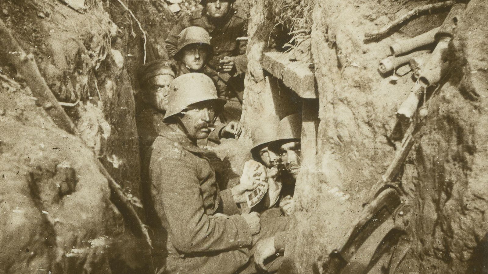 Los jugadores juegan cartas en las trincheras durante la Primera Guerra Mundial. Foto: National Geographic