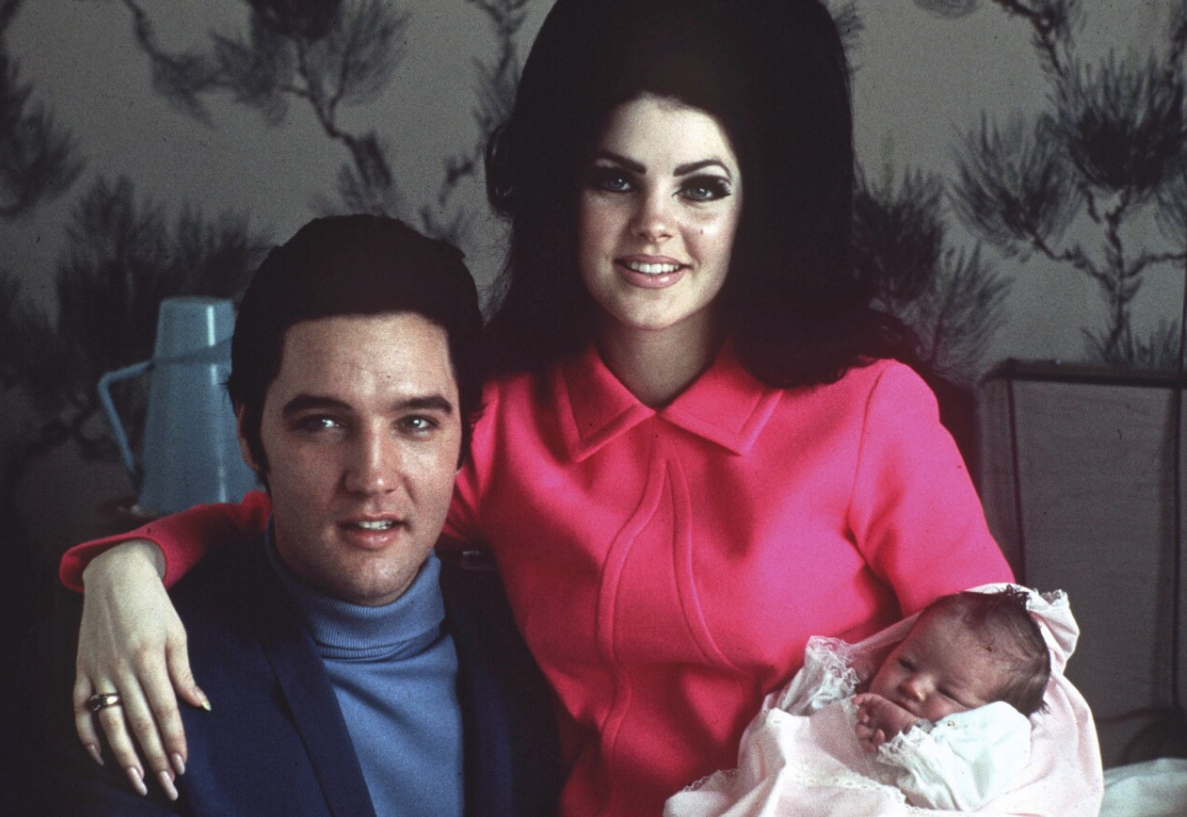 Lisa Marie de bebé junto a sus padres, Elvis y Priscilla Presley. Foto: WPTV