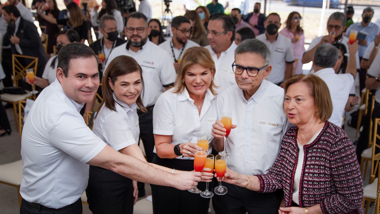Grupo Flores 100 años moviendo a Honduras