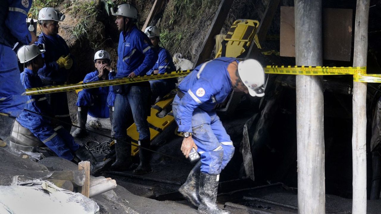 Al menos 4 mineros muertos y 17 atrapados por explosión en mina en Colombia