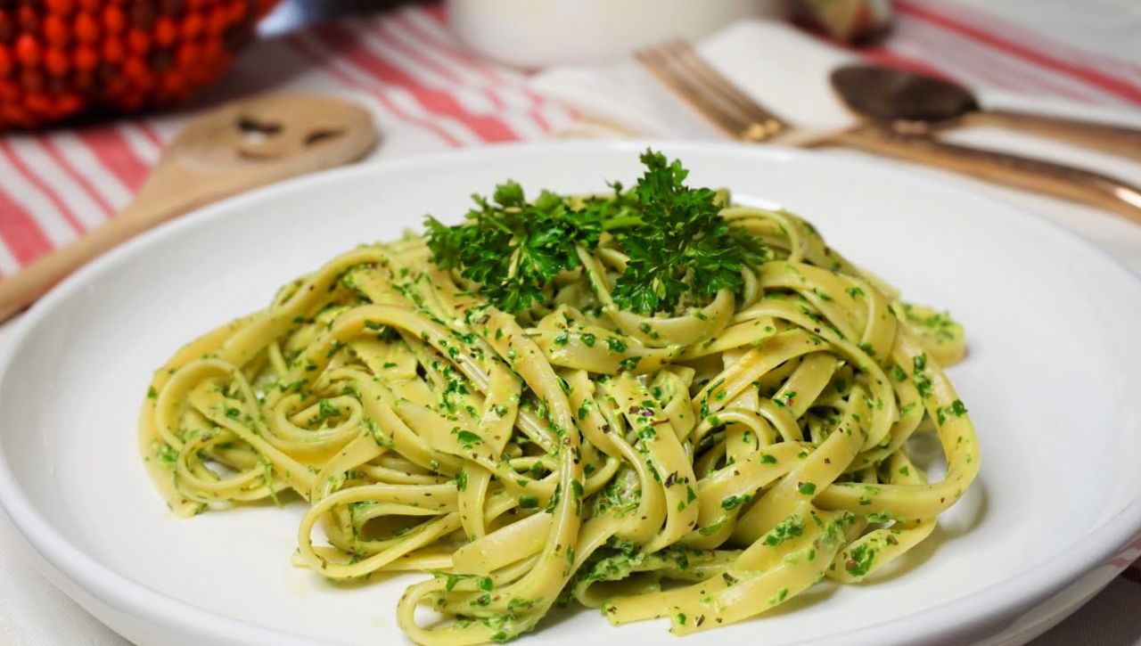 Descubre esta receta de espagueti verde cremoso que puedes preparar desde casa para tener una comida tradicional italiana con pesto. 