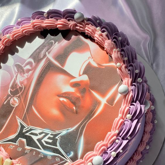 Pastel de Kenia Os, la cantante cumple 24 años y estas son algunas