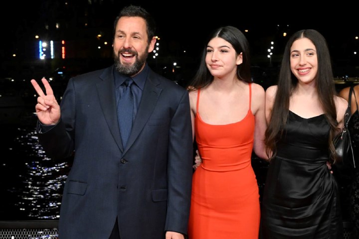 Adam Sandler junto a sus hijas. Foto: Marie Claire Australia