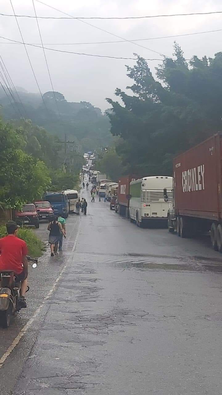 El paso por la carretera entre Santa Rosa de Copán y Cucuyagua es lento; Bomberos piden a los conductores que circulen con precaución.